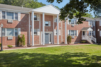 129 Salmon Brook Dr-Unit -70-129B in Glastonbury, CT - Building Photo - Building Photo