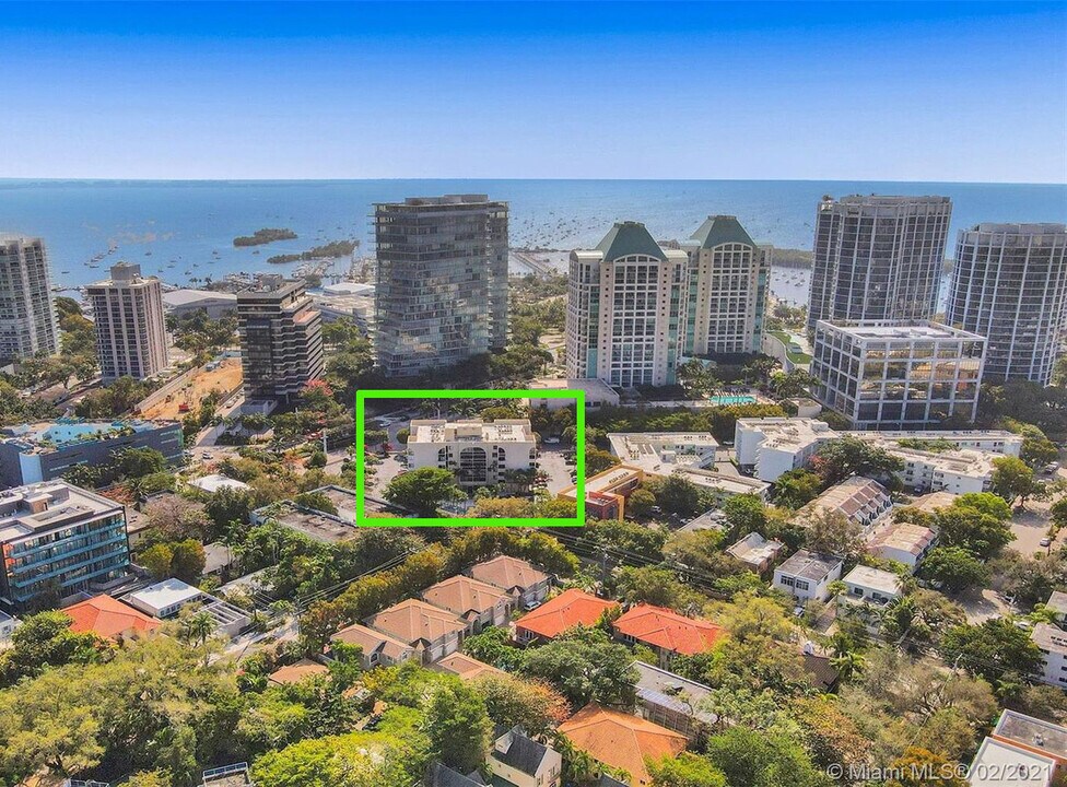 2715 Tigertail Ave, Unit 204 in Miami, FL - Building Photo