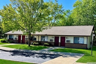 Welcome to Somerset Village! in Somerset, IN - Foto de edificio - Building Photo