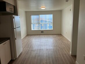 Madrona Square in Everett, WA - Foto de edificio - Building Photo