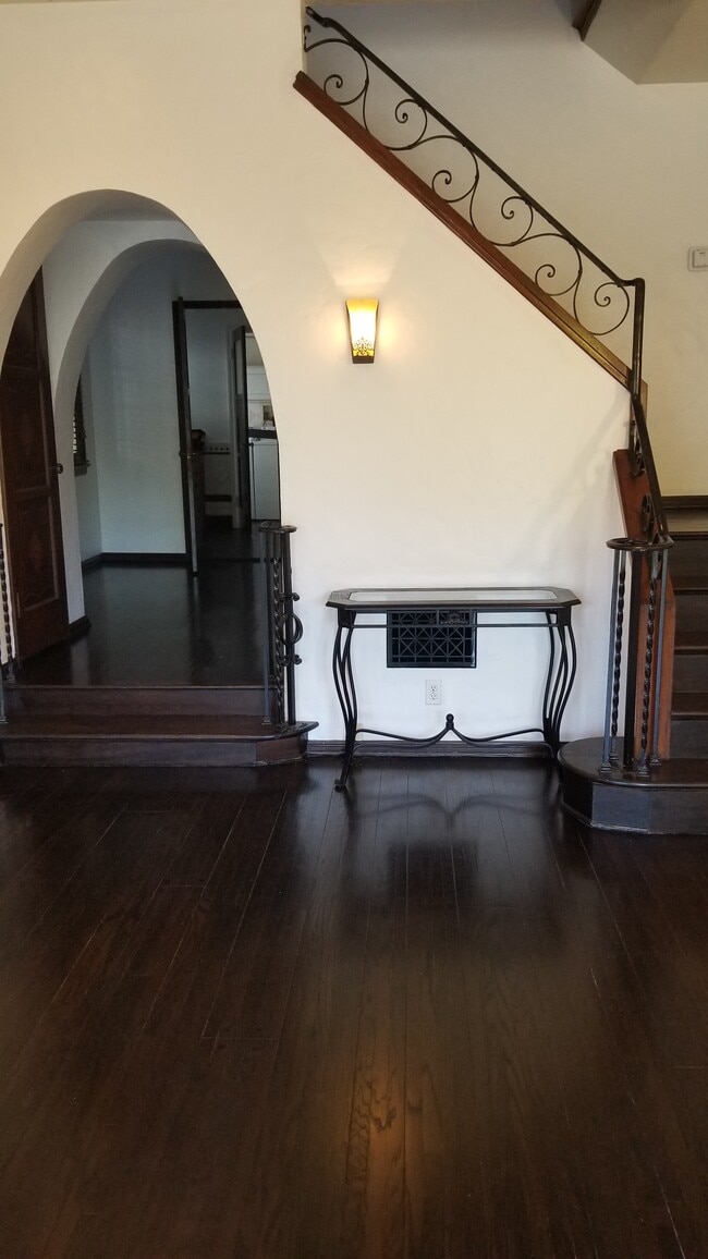 1322 S Cloverdale Ave in Los Angeles, CA - Foto de edificio - Building Photo