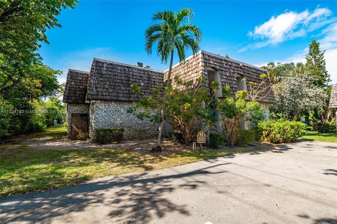 3101 Oakland Shores Dr in Oakland Park, FL - Building Photo