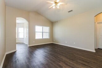 9328 Rhoni Ct in Fort Worth, TX - Foto de edificio - Building Photo