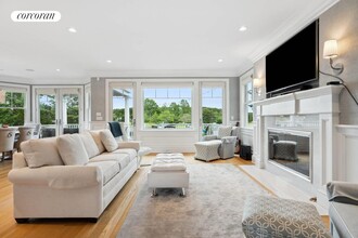 34 E Beach Dr in Southampton, NY - Foto de edificio - Building Photo