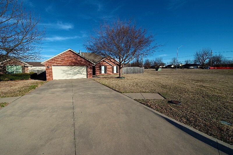1242 N Shannon Way in Mustang, OK - Building Photo