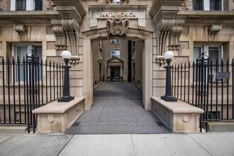 345 W 70th St in New York, NY - Foto de edificio - Building Photo