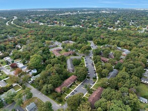 43 Pinebrook Pl in Bay Shore, NY - Building Photo - Building Photo