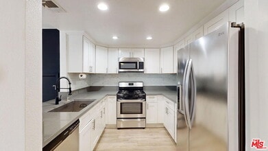 9625 Sylmar Ave in Los Angeles, CA - Building Photo - Building Photo