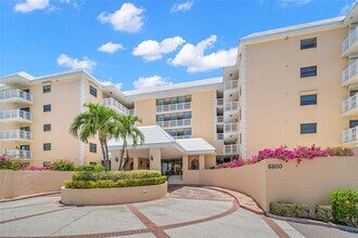 6600 Sunset Way in St Pete Beach, FL - Foto de edificio - Building Photo