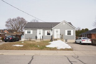 6 Oliver Av in Cambridge, ON - Building Photo