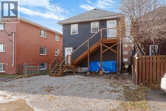 836 Pillette Rd in Windsor, ON - Foto de edificio - Building Photo