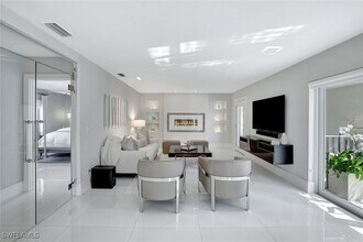 231 3rd Ave S in Naples, FL - Foto de edificio - Building Photo