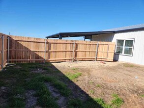 495 Grellhesl Rd in West, TX - Building Photo - Building Photo