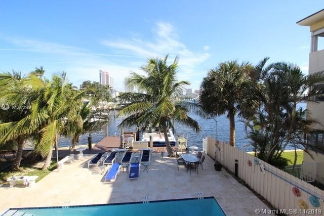 468 Golden Isles Dr-Unit -202 in Hallandale Beach, FL - Building Photo - Building Photo