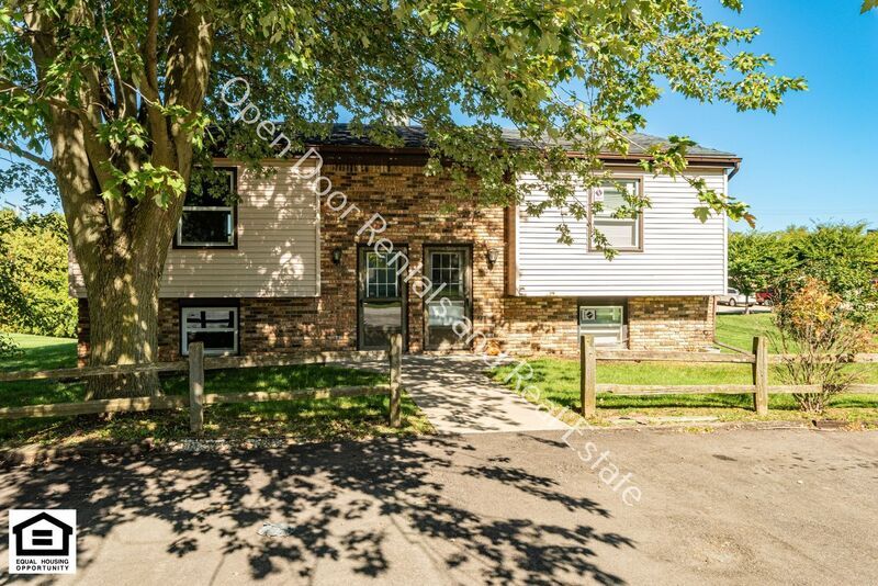 303 W Hobart St in Ashley, IN - Foto de edificio