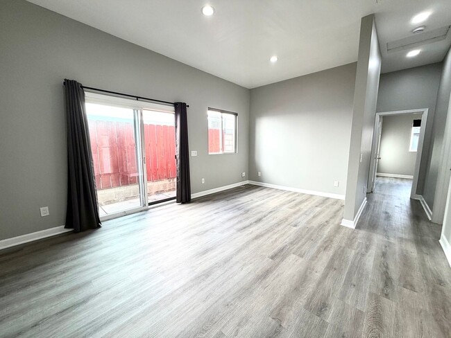 4089 Daves Way in San Diego, CA - Building Photo - Building Photo