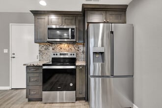 Woodglen Terrace Apartments in Modesto, CA - Foto de edificio - Building Photo