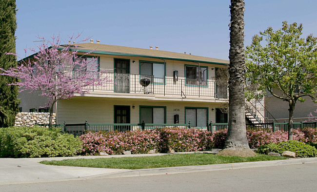 The Stoneridge Apartments in Ontario, CA - Foto de edificio - Building Photo