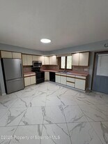 559 Penn Ave in Mayfield, PA - Building Photo