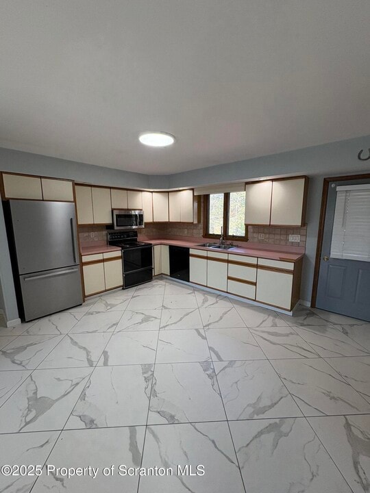 559 Penn Ave in Mayfield, PA - Building Photo