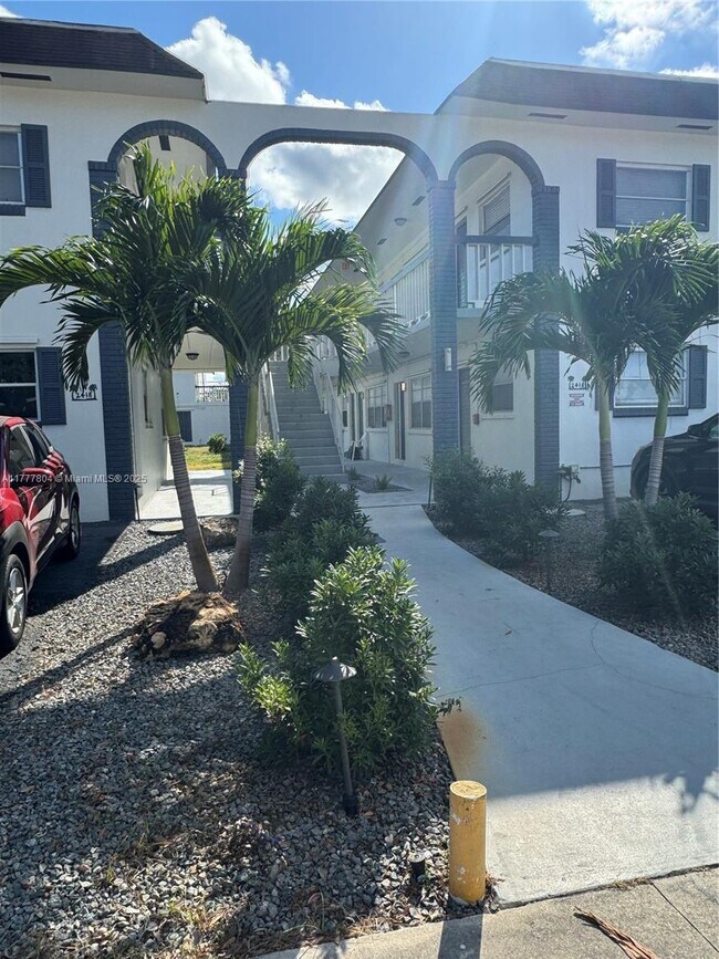 2418 Polk St in Hollywood, FL - Building Photo - Building Photo