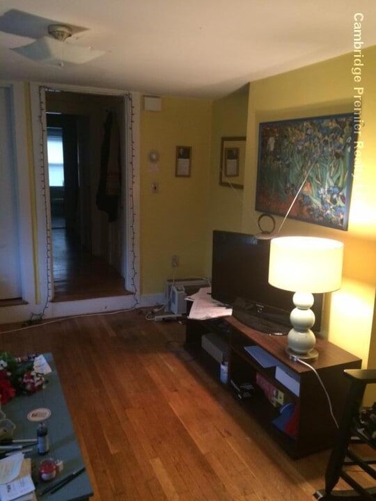 28A Cherry St, Unit 2 in Somerville, MA - Foto de edificio