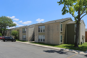 Hilltop Oaks Apartments in San Antonio, TX - Foto de edificio - Building Photo