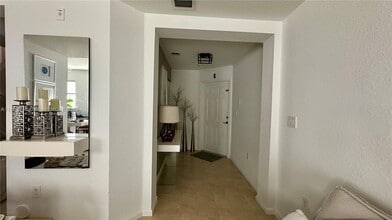 11605 NW 89th St in Doral, FL - Foto de edificio - Building Photo