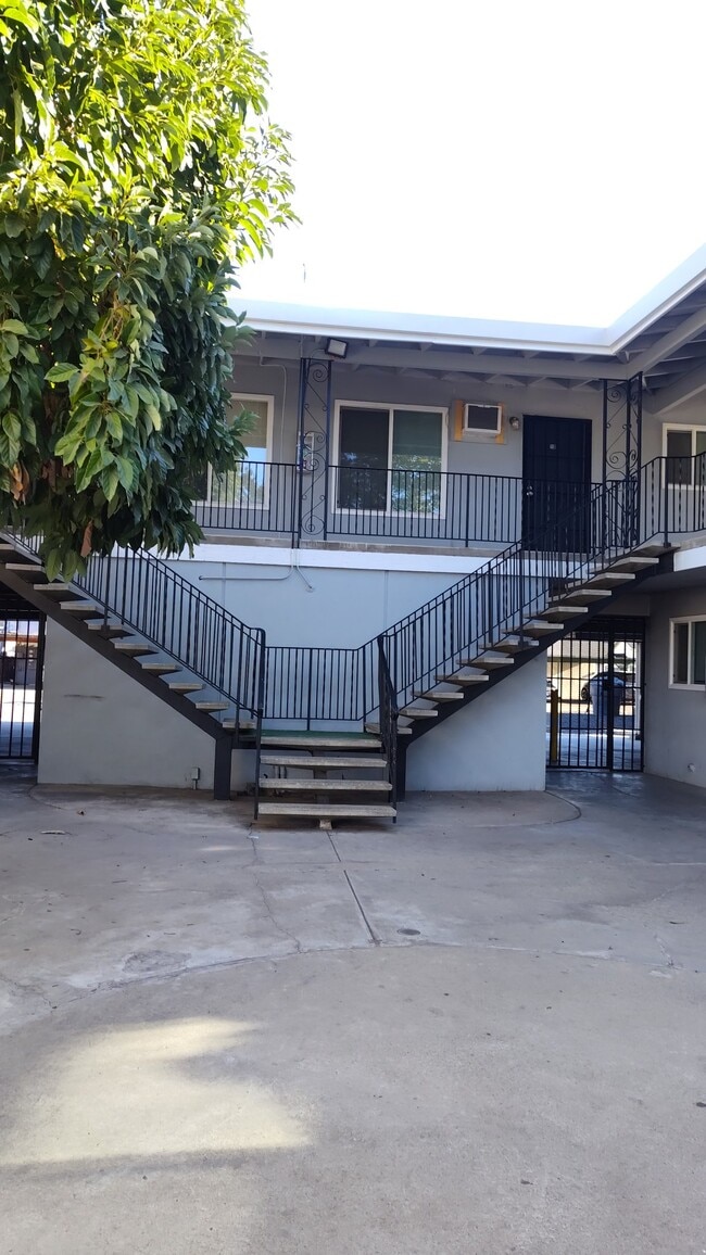 137 W 19th St, Unit 3