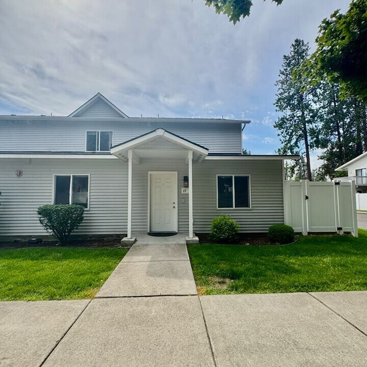 723 E Whispering Pines Ln in Coeur d'Alene, ID - Building Photo