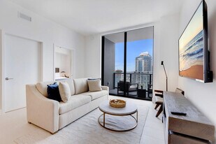 601 NE 1st Ave in Miami, FL - Building Photo