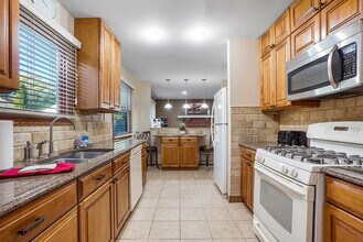 2323 Woodview Ln in Naperville, IL - Building Photo - Building Photo