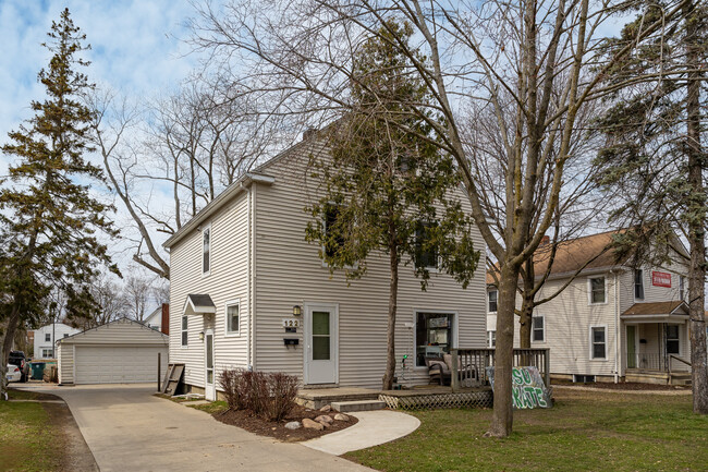 122 Woodmere Ave in East Lansing, MI - Foto de edificio - Building Photo