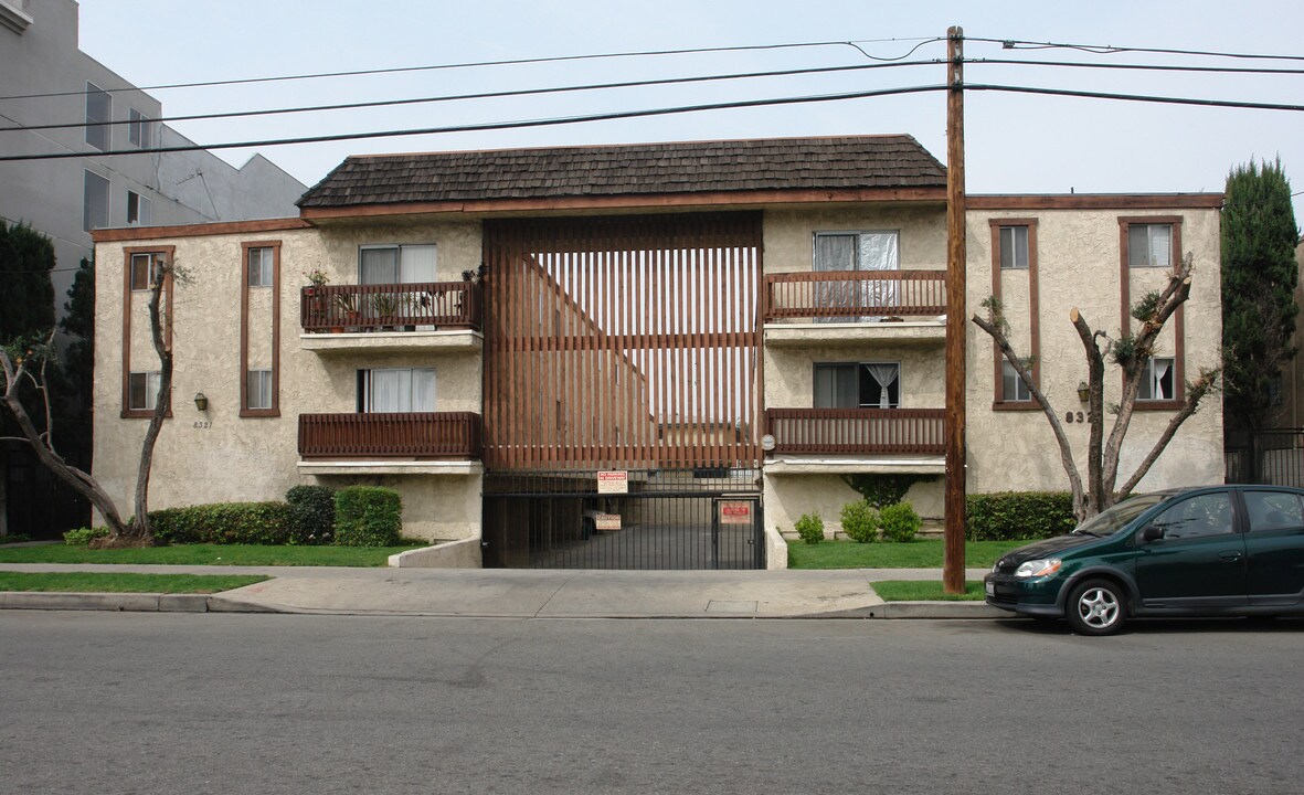 8321 Cedros Ave in Panorama City, CA - Foto de edificio