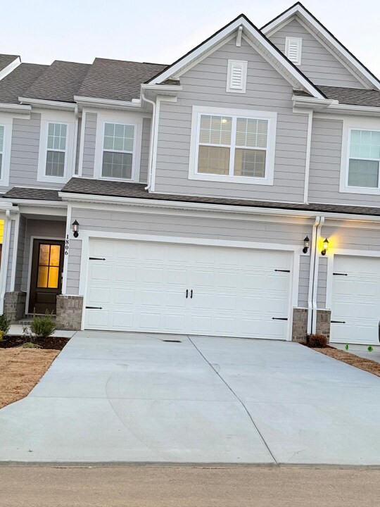 1806 Tupelo Ln in Columbia, TN - Foto de edificio