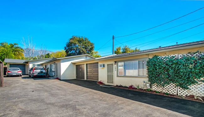 293 E Woodbury Rd in Altadena, CA - Building Photo - Building Photo