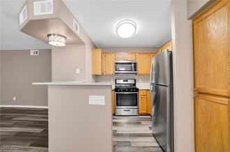 8450 Alta Dr in Las Vegas, NV - Building Photo - Building Photo