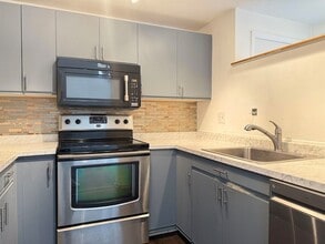 4 Churchill Ct in Bedford, NH - Building Photo - Building Photo