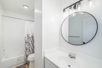 Hollymead Square Townhomes in Charlottesville, VA - Foto de edificio - Interior Photo