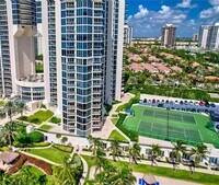 19333 Collins Ave, Unit 2410 in Sunny Isles Beach, FL - Foto de edificio - Building Photo