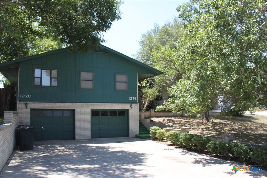 1274 Hillcrest Dr in New Braunfels, TX - Building Photo
