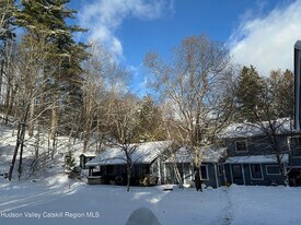 180 Yerry Hill Rd in Woodstock, NY - Building Photo