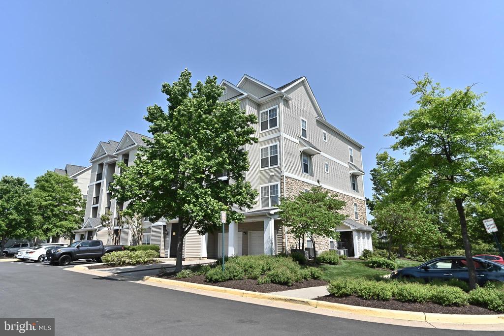 5123 Travis Edward Way, Unit I in Centreville, VA - Building Photo
