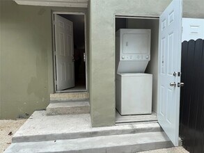 2830 NW 15th Ct, Unit B in Fort Lauderdale, FL - Building Photo - Building Photo