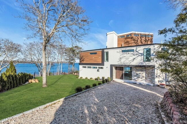 10 Bay View Dr in Hampton Bays, NY - Building Photo - Building Photo