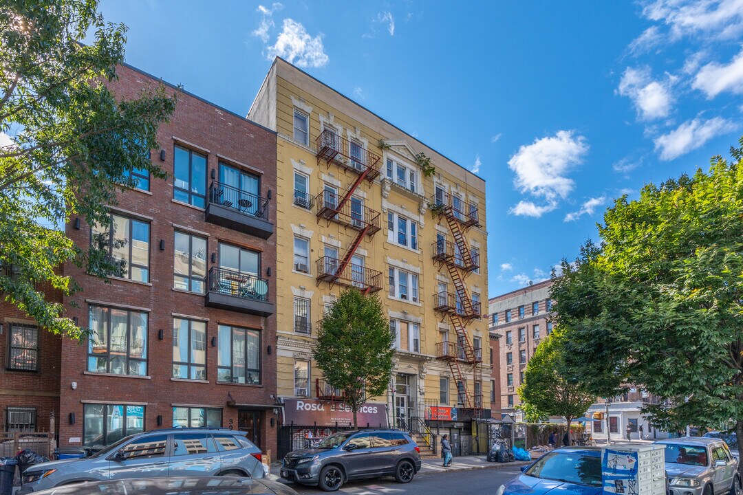 392 S 5th St in Brooklyn, NY - Building Photo