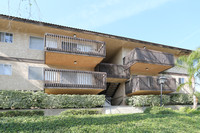 La Cresta Garden Apartments in Thousand Oaks, CA - Foto de edificio - Building Photo