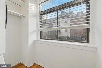 319 S 10th St in Philadelphia, PA - Foto de edificio - Building Photo