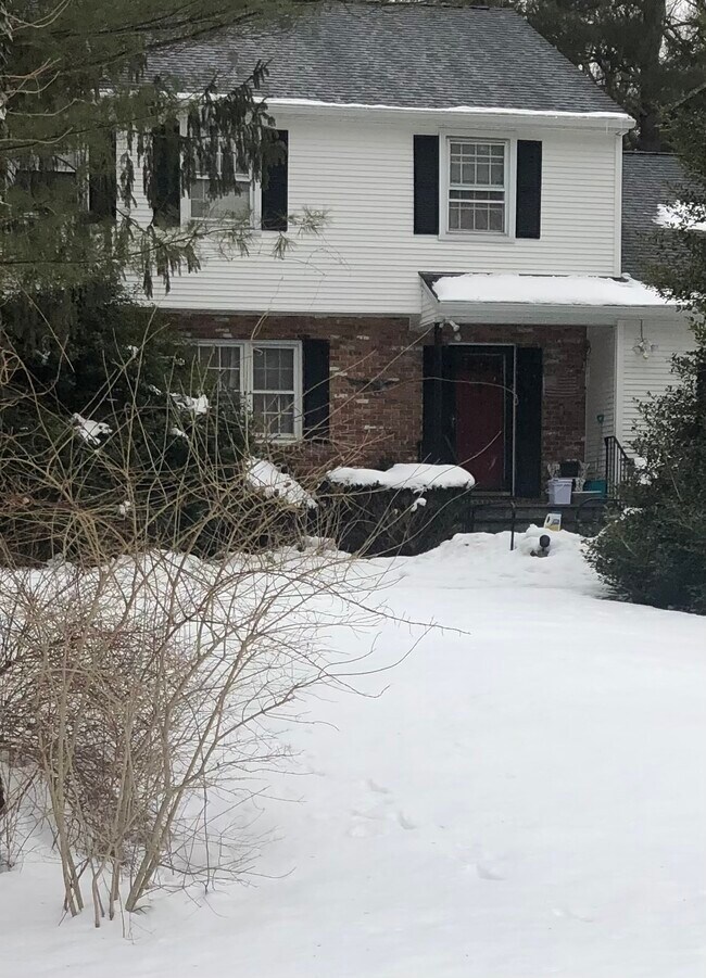 22 Coachlamp Ln Rentals in Greenwich, CT