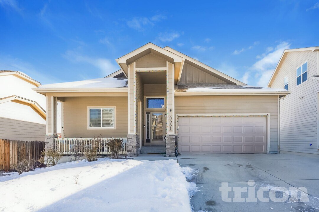 6661 Donahue Dr in Colorado Springs, CO - Foto de edificio